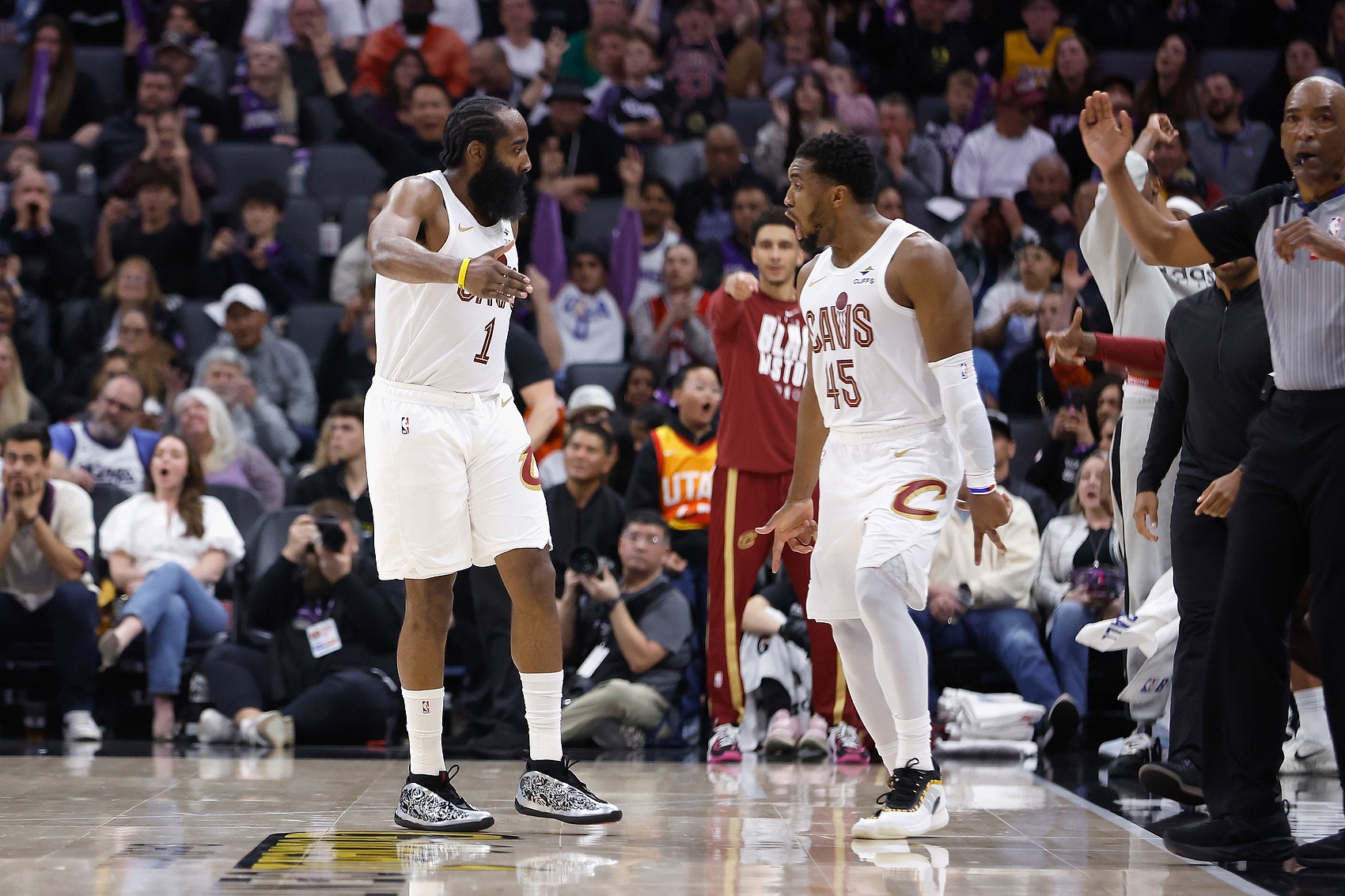 im电竞官网-米切尔：哈登提升队友的能力让我解脱 我可以蹲底角&amp;让他掌控比赛